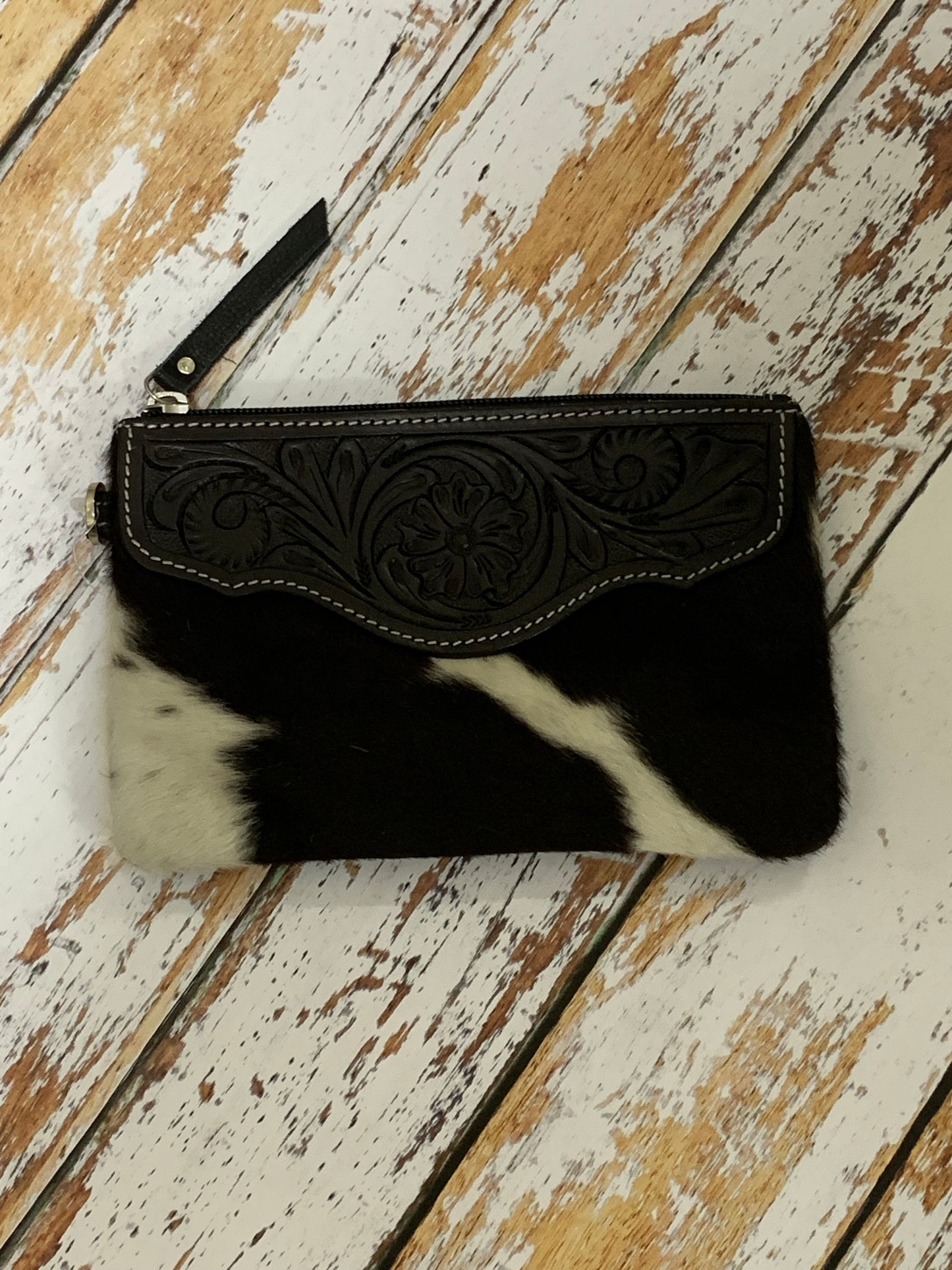 Ohdina leather carved clutch Black