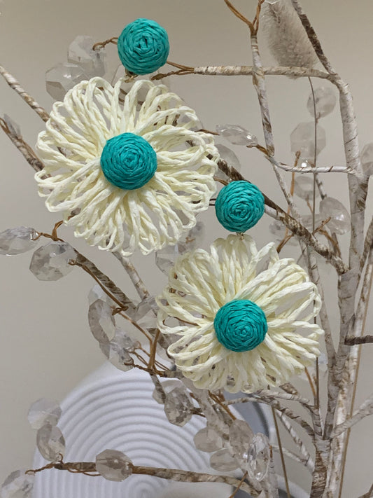 Raffia daisy earrings