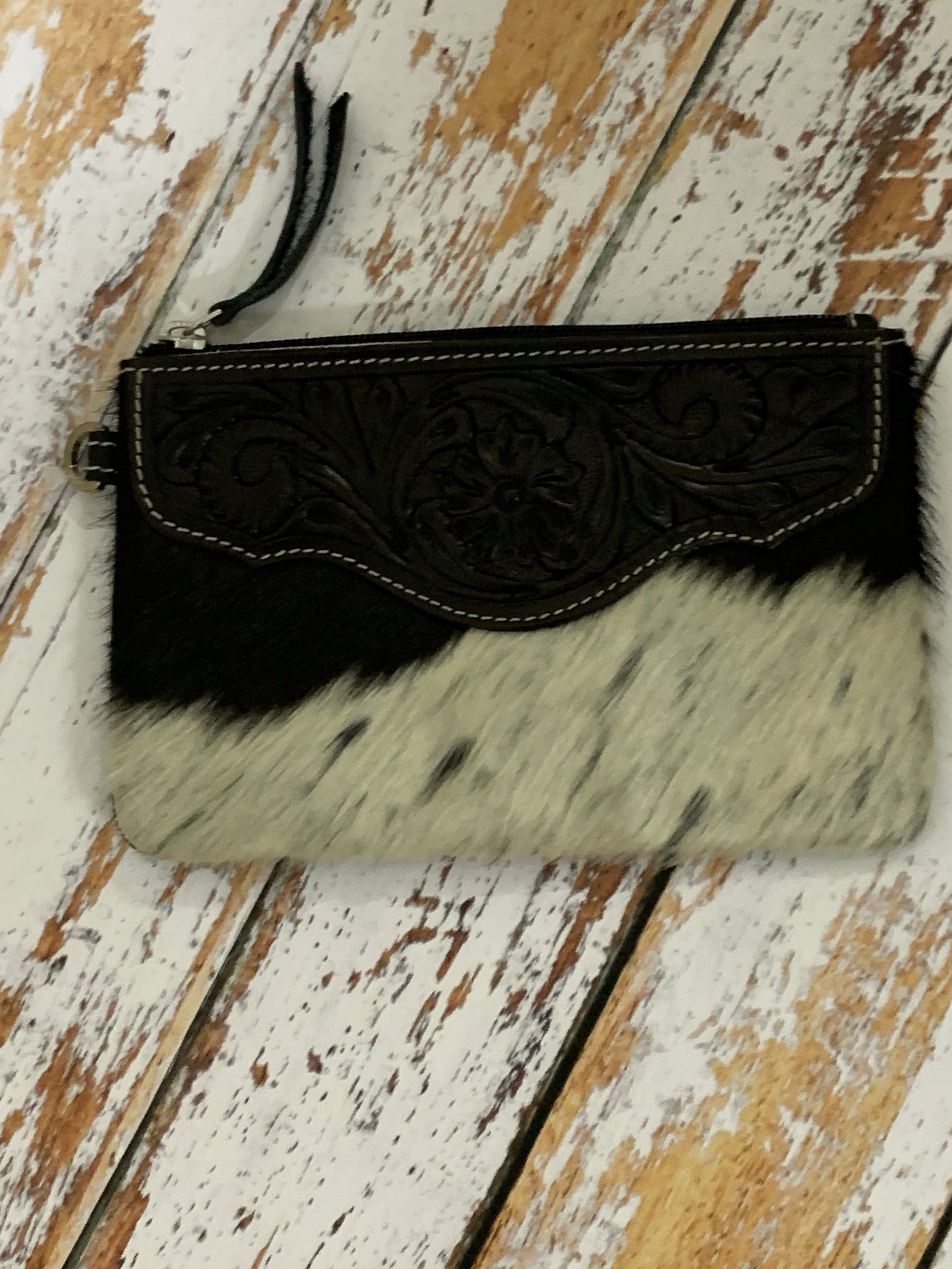 Ohdina leather carved clutch Black